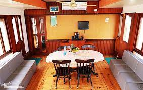 Deluxe HouseBoat